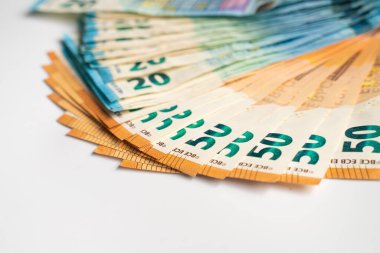 Beyaz arka plan iş ekonomisi kavramına yayılmış 20 ve 50 avroluk banknot.