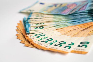 Beyaz arka plan iş ekonomisi kavramına yayılmış 20 ve 50 avroluk banknot.