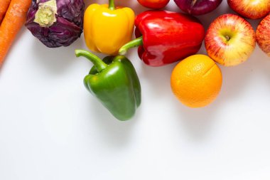 Beyaz arka planda çeşitli renkli sebze ve sebze beta karoten gıdalar.