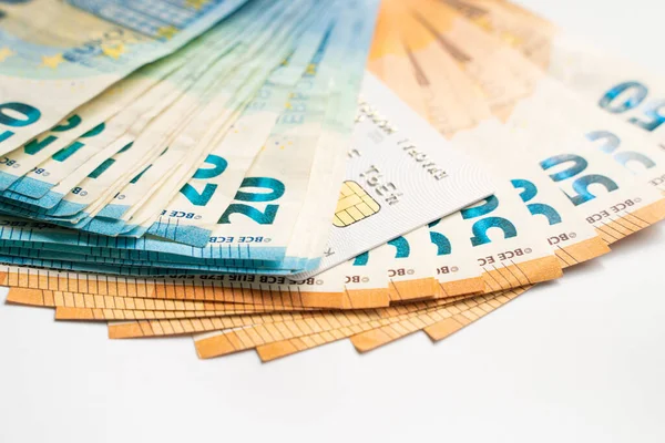 Beyaz arka plan iş ekonomisi kavramına yayılmış 20 ve 50 avroluk banknot.