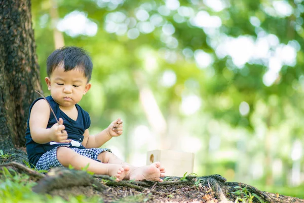 Adorable Niño Jugando Parque Ciudad Prado Verde Divertido Chico — Foto de Stock