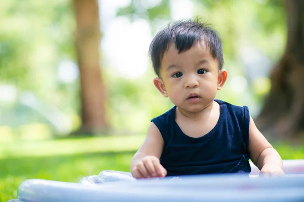 Adorabile Bambino Che Gioca Green Meadow City Park Funny Ragazzo — Foto Stock