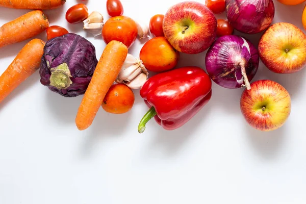 Beyaz arka planda çeşitli renkli sebze ve sebze beta karoten gıdalar.