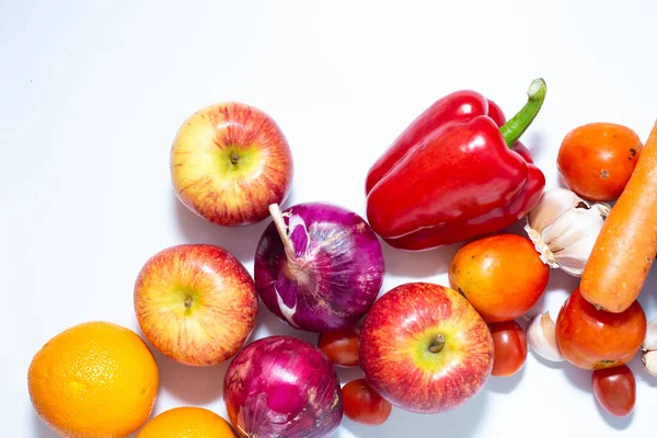 Beyaz arka planda çeşitli renkli sebze ve sebze beta karoten gıdalar.