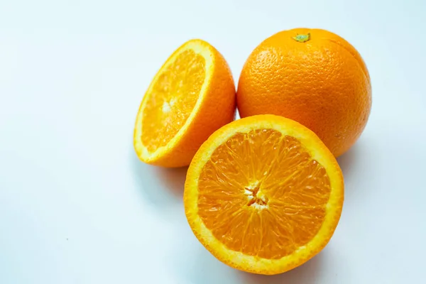 Φρέσκα Φέτα Πορτοκαλί Τροπικά Φρούτα Λευκό Φόντο Βιταμίνη Φρούτα — Φωτογραφία Αρχείου
