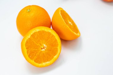 Beyaz arka planda taze turuncu tropik meyve, vitamin meyvesi.