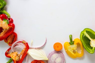 Beyaz arka planda dilimlenmiş renkli sebze seti, sağlıklı besin düzlüğü