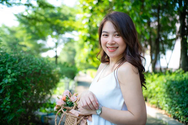 Красивые Оздоровительные Азиатские Женщины Гуляющие Городском Парке Белым Платьем Модные — стоковое фото