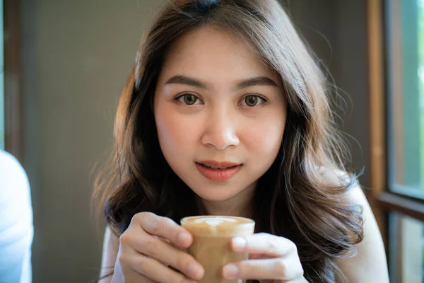 Aziatisch Zakenvrouwen Drinken Latte Koffie Zitten Cafe Mooie Vrouwen Met — Stockfoto