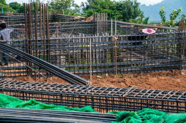 İnşaat alanında çalışan demir RB yer ışını.