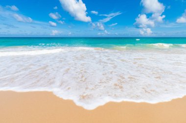 Mavi gökyüzü, bulutlu renkli deniz sahili yaz tatili sahnesi