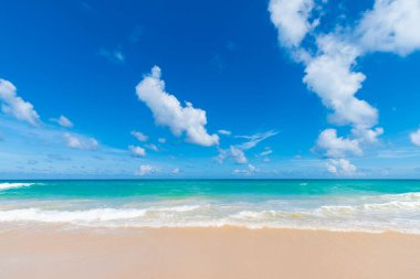 Mavi gökyüzü, bulutlu renkli deniz sahili yaz tatili sahnesi