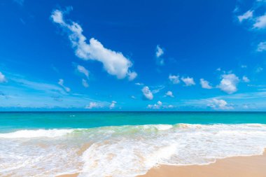 Deniz dalgası kumsalı güneşli bir gün Andaman Denizi Phuket Tayland