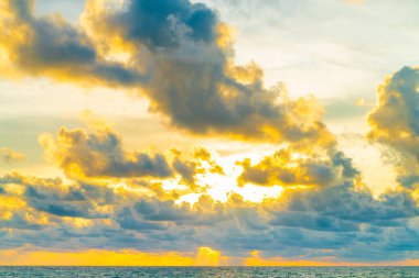 Deniz sahili doğa manzarasında dramatik günbatımı bulutu