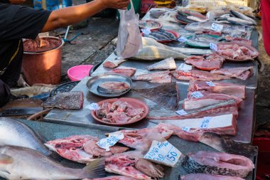 Dilimlenmiş taze deniz ürünleri balıkçılık pazarında satılıyor.