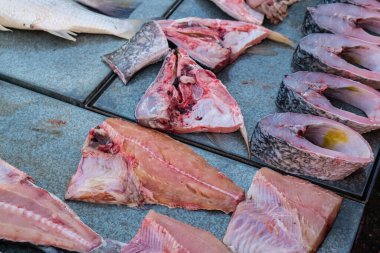 Dilimlenmiş taze deniz ürünleri balıkçılık pazarında satılıyor.