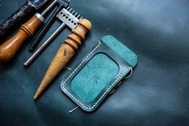 Deri kimlik kartı sahibi el yapımı işçilik çalışıyor