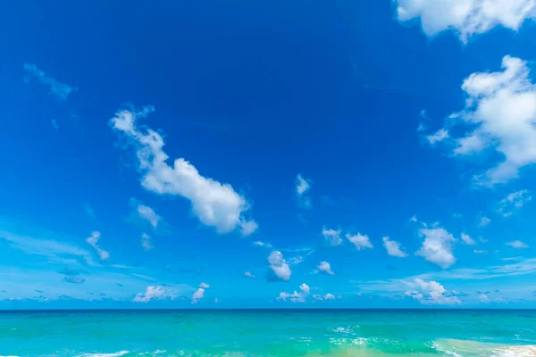 Barevné Moře Pláž Vlna Modrým Nebem Nadýchaný Mrak Letní Dovolená — Stock fotografie