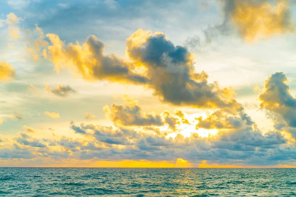 海のビーチの自然景観の劇的な日没の空の雲 — ストック写真