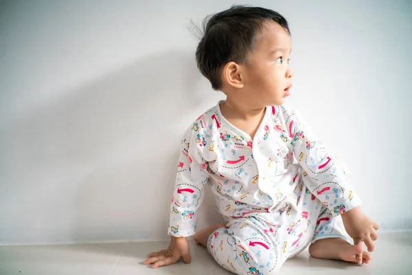 Asyalı Erkek Bebek Burnundan Sümük Akıyordu Çocuk Üşüyordu — Stok fotoğraf