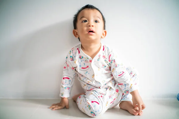 Asyalı Erkek Bebek Burnundan Sümük Akıyordu Çocuk Üşüyordu — Stok fotoğraf