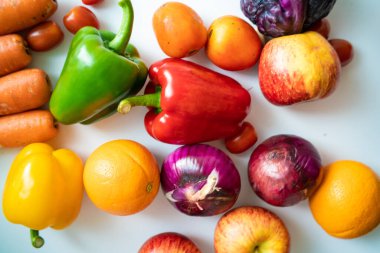 Beyaz arkaplanda beta karotin sebzeli renkli tatlı biber.