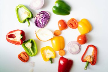 Beyaz arkaplanda beta karotin sebzeli renkli tatlı biber.