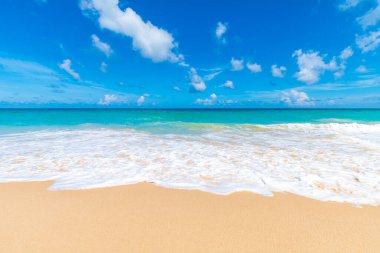 Deniz dalgası kumsalı güneşli bir gün Andaman Denizi Phuket Tayland