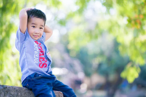 Šťastný Asijské Chlapec Rekreace Slunném Parku Rozmazané Zelený Strom List — Stock fotografie