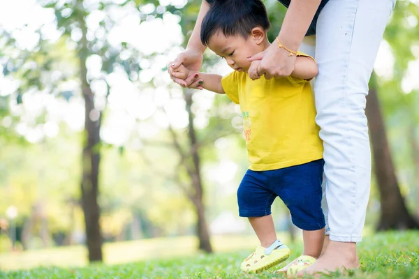 Bébé Garçon Première Étape Tenue Par Mère Dans Parc Ville — Photo