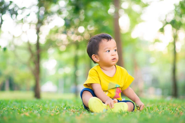 Adorable Bebé Niño Jugando Parque Ciudad Árbol Verde Puesta Sol — Foto de Stock