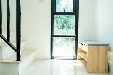 Modern ahşap ayakkabı bakıcısı kutusu, rahat beyaz oturma odası dekorasyonu.