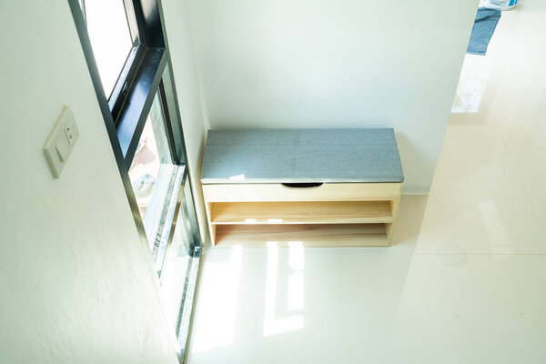 Современная деревянная коробка для обуви в уютной белой гостиной украшения дома
