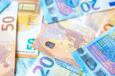 20 ve 50 değerindeki arka plan Avro para faturası finans kavramını kapat