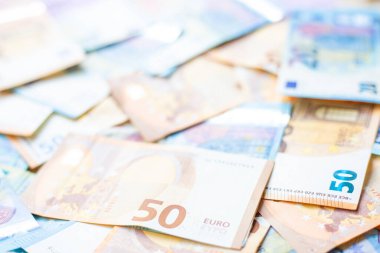 20 ve 50 değerindeki arka plan Avro para faturası finans kavramını kapat