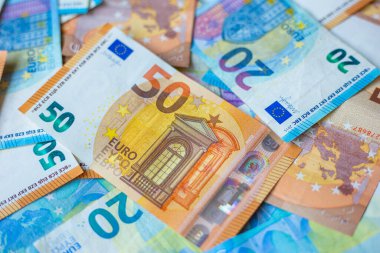 20 ve 50 değerindeki arka plan Avro para faturası finans kavramını kapat