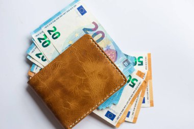Deri cüzdan işinde Euro parası beyaz arka planda finans