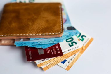 Kredi kartlı Euro parası beyaz arka plan iş finansmanında