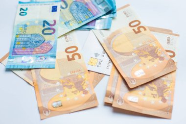Kredi kartlı Euro parası beyaz arka plan iş finansmanında