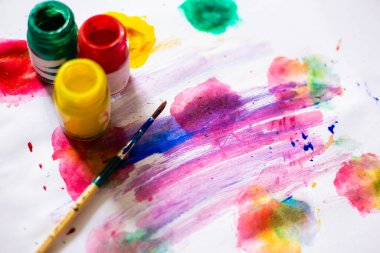 Beyaz zanaat kağıt sanat arka planına renkli suluboya el çizimi