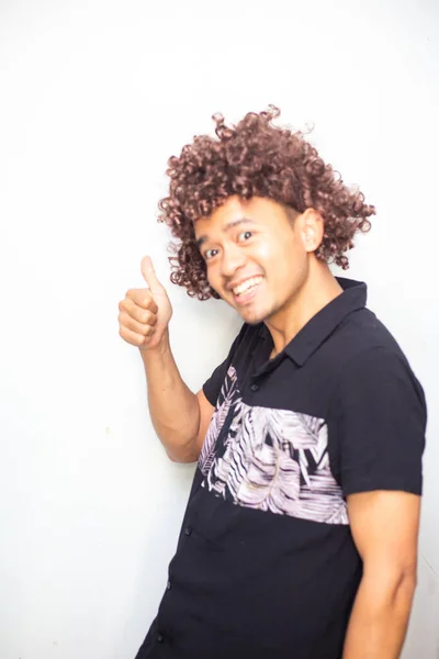 Inteligente Divertido Afro Cabello Hombres Publicar Mano Signo Fondo Blanco — Foto de Stock