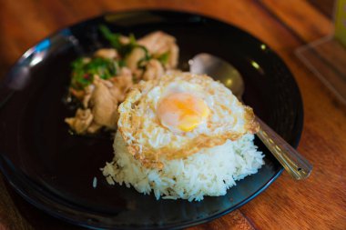 Tayland usulü kızarmış pirinçli tavuk.