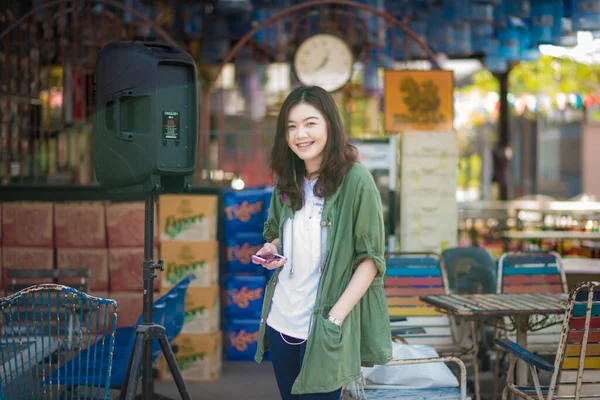 Las Mujeres Negocios Asia Utilizan Teléfono Inteligente Cafetería Calle —  Fotos de Stock