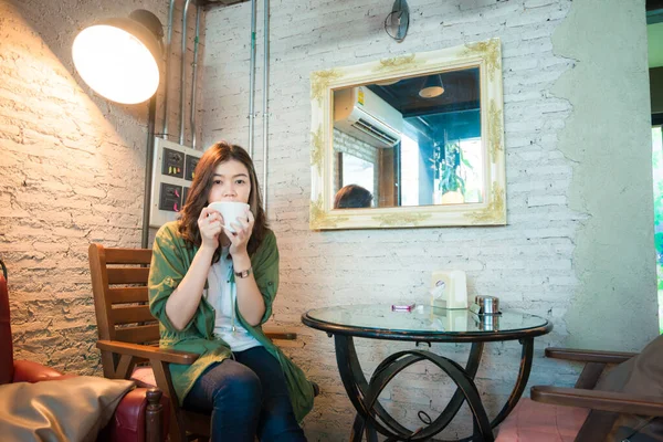 Glücklich Asiatisch Unternehmerinnen Trinken Heiß Kaffee Sitzen Auf Vintage Sofa — Stockfoto