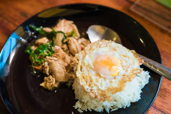 Курица Яичным Жареным Рисом Пряная Пища Таиланда — стоковое фото