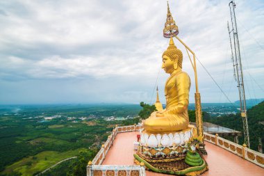 Altın Buda heykeli sabah dağın zirvesinde yerini aldı.