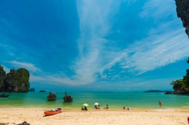 Krabi Tayland 'da kayalık adalı beyaz kumsal.