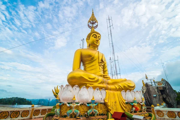 Statua Buddha Oro Individuare Sulla Cima Della Montagna Mattino — Foto Stock