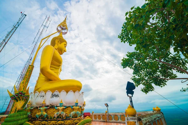 Golden Buddha Staty Lokalisera Toppen Berget Morgonen — Stockfoto