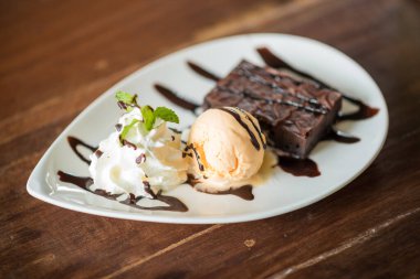 Tahta masada çikolatalı vanilyalı dondurma, yaz yemeği objesi.